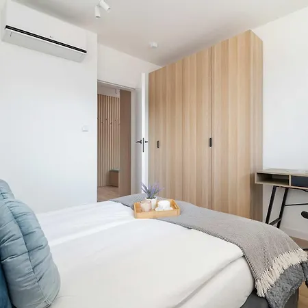 Apartment Nowoczesny Rodzinny Z Klimatyzacja I Parkingiem W Krakowie By Renters Prestige